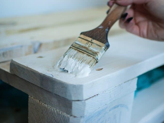 Cómo pintar un mueble de madera en blanco envejecido