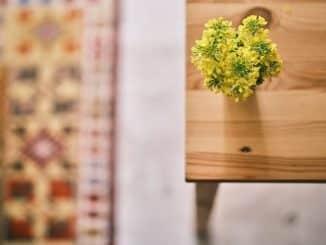 Cómo pintar una mesa de madera barnizada paso a paso